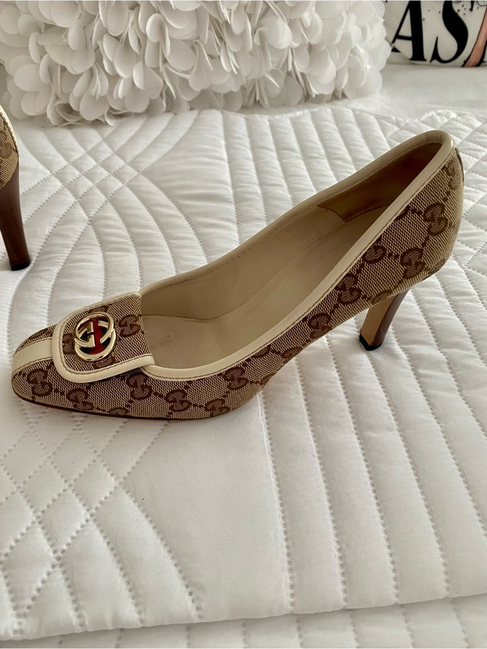 Gucci Beige Monogram GG Canvas Cream Trim Logo Medallion Pumps